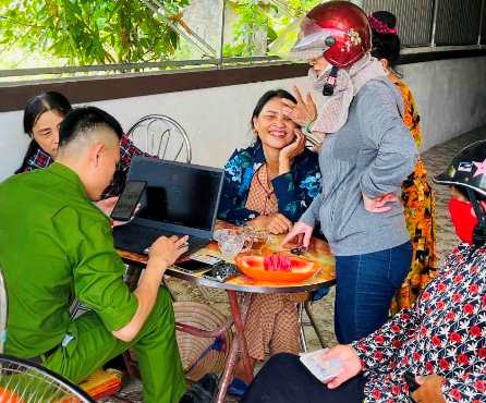 C&amp;ocirc;ng an phường Nghi H&amp;ograve;a đến tận nh&amp;agrave; d&amp;acirc;n để  c&amp;agrave;i đặt t&amp;agrave;i khoản định danh điện tử