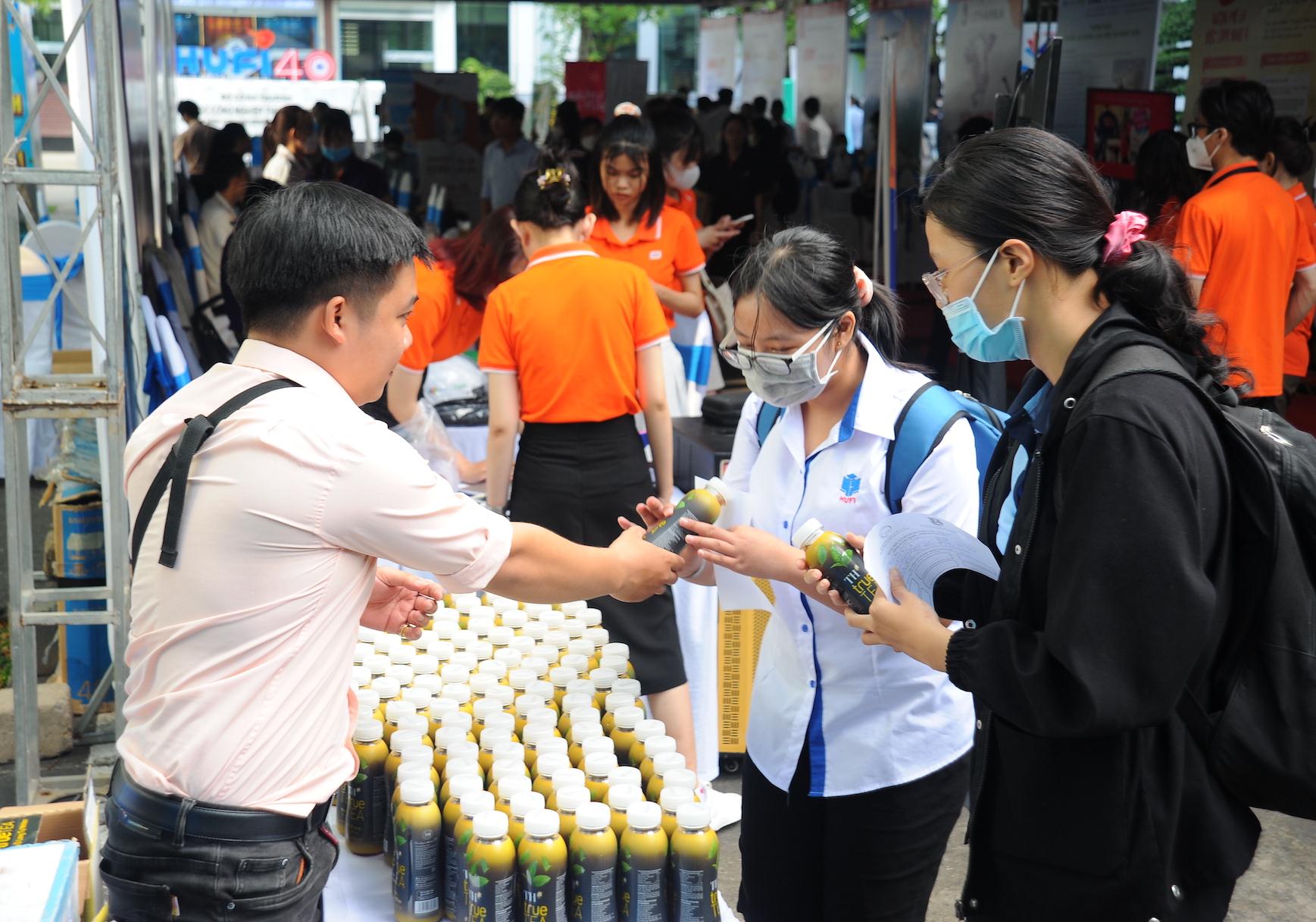 Ng&amp;agrave;nh thương mại - dịch vụ cần nhiều lao động nhất trong nửa cuối năm