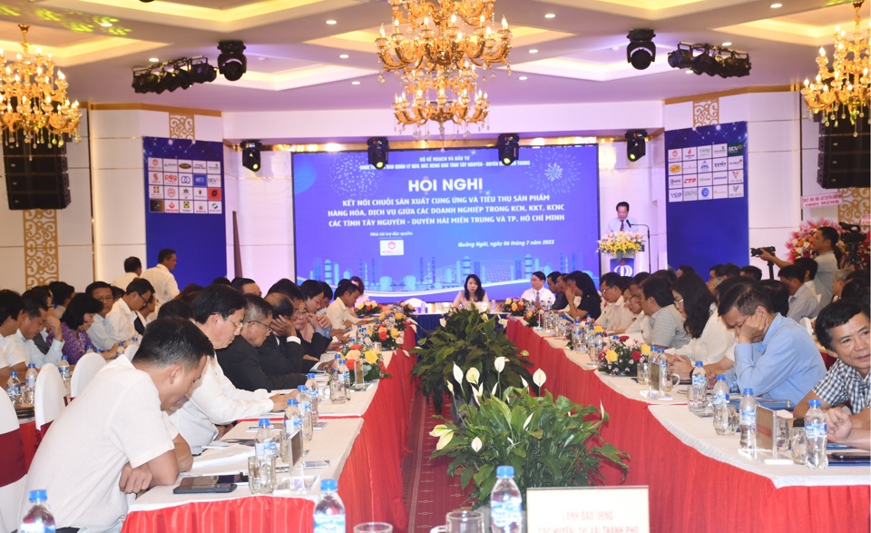 C&amp;aacute;c đại biểu được t&amp;igrave;m hiểu th&amp;ocirc;ng tin kh&amp;aacute;i qu&amp;aacute;t về t&amp;igrave;nh h&amp;igrave;nh ph&amp;aacute;t triển c&amp;ocirc;ng nghiệp của c&amp;aacute;c tỉnh T&amp;acirc;y Nguy&amp;ecirc;n v&amp;agrave; Duy&amp;ecirc;n hải miền Trung