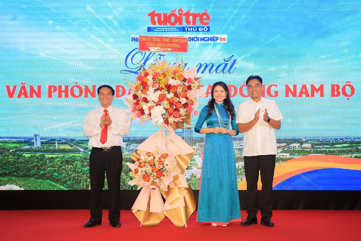 &amp;Ocirc;ng Nguyễn Lộc H&amp;agrave;, Ph&amp;oacute; Chủ tịch UBND tỉnh B&amp;igrave;nh Dương; Nguyễn Văn Lộc, chủ tịch HĐND tỉnh B&amp;igrave;nh Dương tặng hoa cho VP ĐNB b&amp;aacute;o TTTĐ