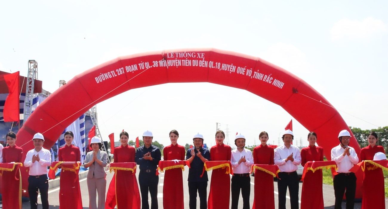 Ph&amp;oacute; Thủ tướng Ch&amp;iacute;nh phủ Trần Hồng H&amp;agrave; (thứ 6 từ tr&amp;aacute;i qua), B&amp;iacute; thư Tỉnh ủy Nguyễn Anh Tuấn (thứ 8 từ tr&amp;aacute;i qua), Chủ tịch UBND tỉnh Nguyễn Hương Giang (thứ 4 từ tr&amp;aacute;i qua) c&amp;ugrave;ng c&amp;aacute;c đại biểu thực hiện nghi thức th&amp;ocirc;ng xe ĐT.287.