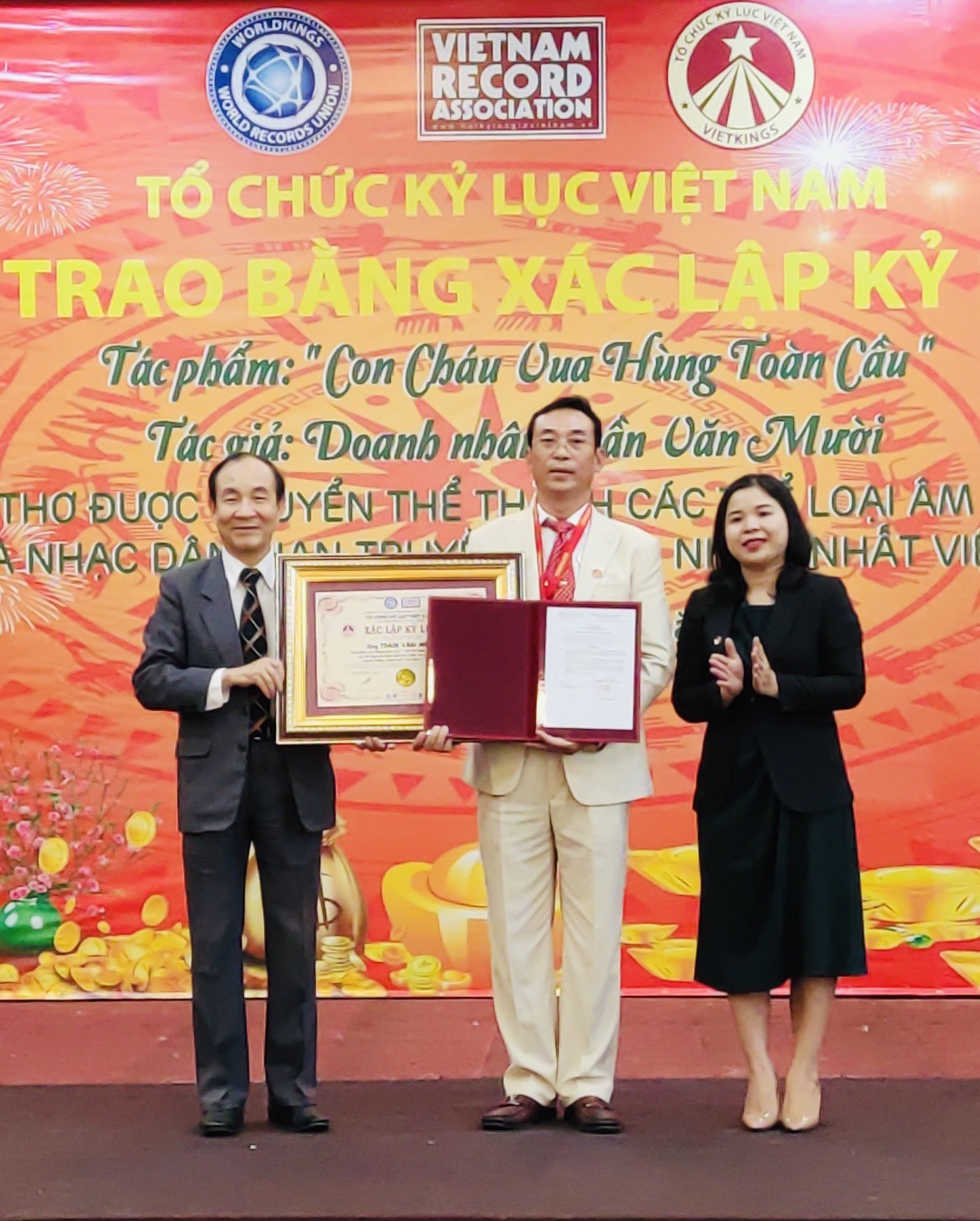 Tiến sĩ, Luật sư Nguyễn Văn Viễn - Viện trưởng Viện Sở hữu Tr&amp;iacute; tuệ Việt Nam, Ph&amp;oacute; Chủ tịch TW Hội kỷ lục gia Việt Nam v&amp;agrave; c&amp;ocirc; Nguyễn Thị Quỳnh Ngọc trao bằng x&amp;aacute;c lập Kỷ lục Việt Nam đến doanh nh&amp;acirc;n Trần Văn Mười