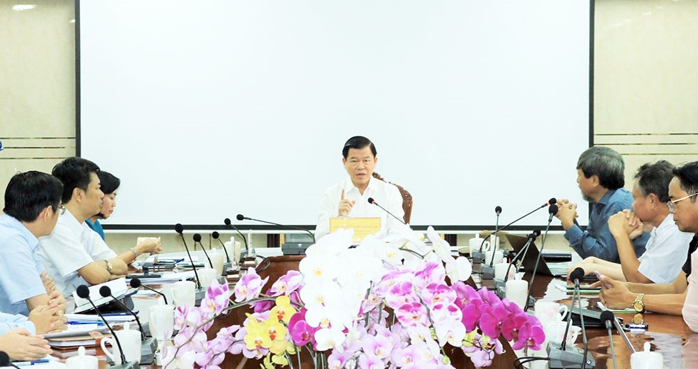 B&amp;iacute; thư tỉnh ủy Nguyễn Hồng Lĩnh nghe c&amp;aacute;c DN b&amp;aacute;o c&amp;aacute;o đề xuất triển khai c&amp;aacute;c dự &amp;aacute;n tr&amp;ecirc;n địa b&amp;agrave;n tỉnh Đồng Nai.