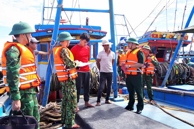 Lực lượng chức năng H&amp;agrave; Tĩnh bắt giữ t&amp;agrave;u khai th&amp;aacute;c hải sản tr&amp;aacute;i ph&amp;eacute;p