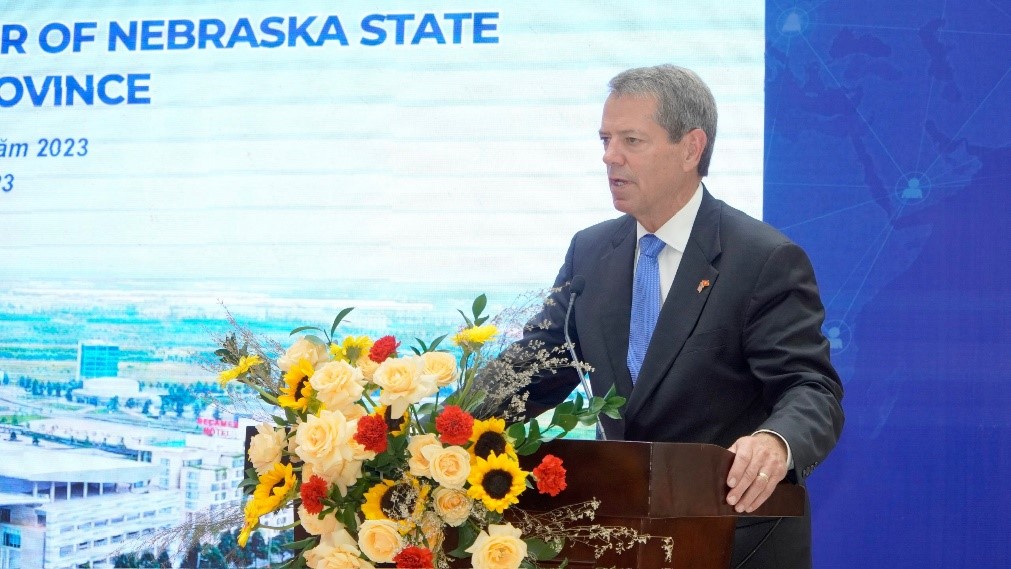 &amp;Ocirc;ng Jim Pillen - Thống đốc bang Nebraska ph&amp;aacute;t biểu tại lễ k&amp;yacute; kết