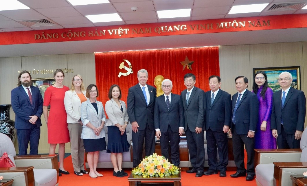 Đại biểu chụp ảnh lưu niệm