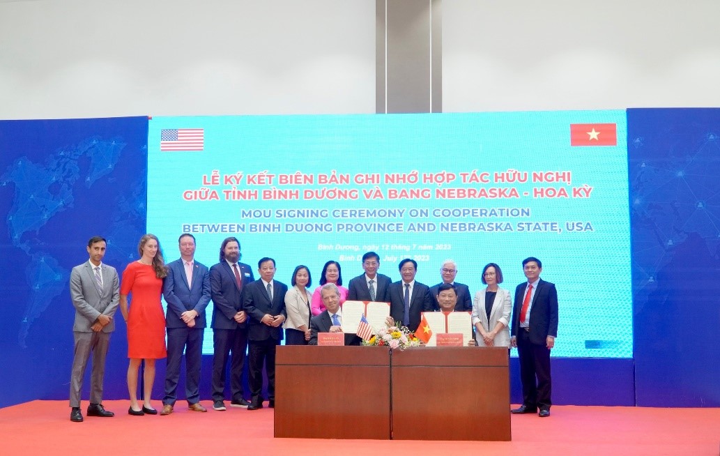 Nghi thức k&amp;yacute; kết bản ghi nhớ UBND tỉnh B&amp;igrave;nh Dương (Việt Nam) v&amp;agrave; Ch&amp;iacute;nh quyền bang Nebraska (Hoa Kỳ) về việc thiết lập quan hệ hợp t&amp;aacute;c v&amp;agrave; kết nghĩa tr&amp;ecirc;n cơ sở nguy&amp;ecirc;n tắc b&amp;igrave;nh đẳng v&amp;agrave; c&amp;ugrave;ng c&amp;oacute; lợi, với nhiều nội dung &amp;yacute; nghĩa nhằm c&amp;ugrave;ng hợp t&amp;aacute;c, ph&amp;aacute;t triển to&amp;agrave;n diện