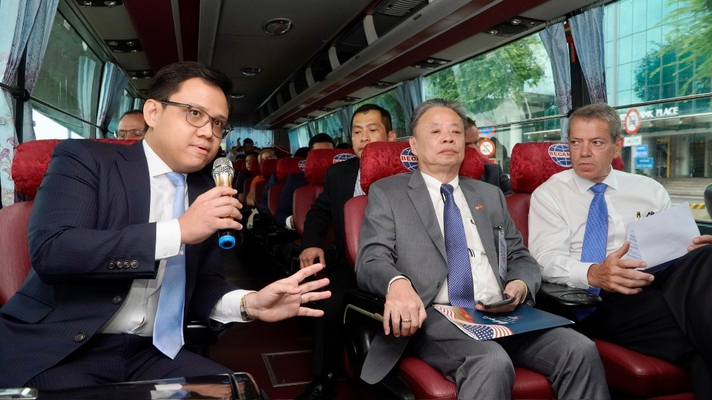 &amp;Ocirc;ng Nguyễn Thế Duy &amp;ndash; Gi&amp;aacute;m đốc tiếp thị thị trường tiếng anh Tổng c&amp;ocirc;ng ty Becamex IDC đang giới thiệu về m&amp;ocirc; h&amp;igrave;nh c&amp;aacute;c khu c&amp;ocirc;ng nghiệp tại B&amp;igrave;nh Dương