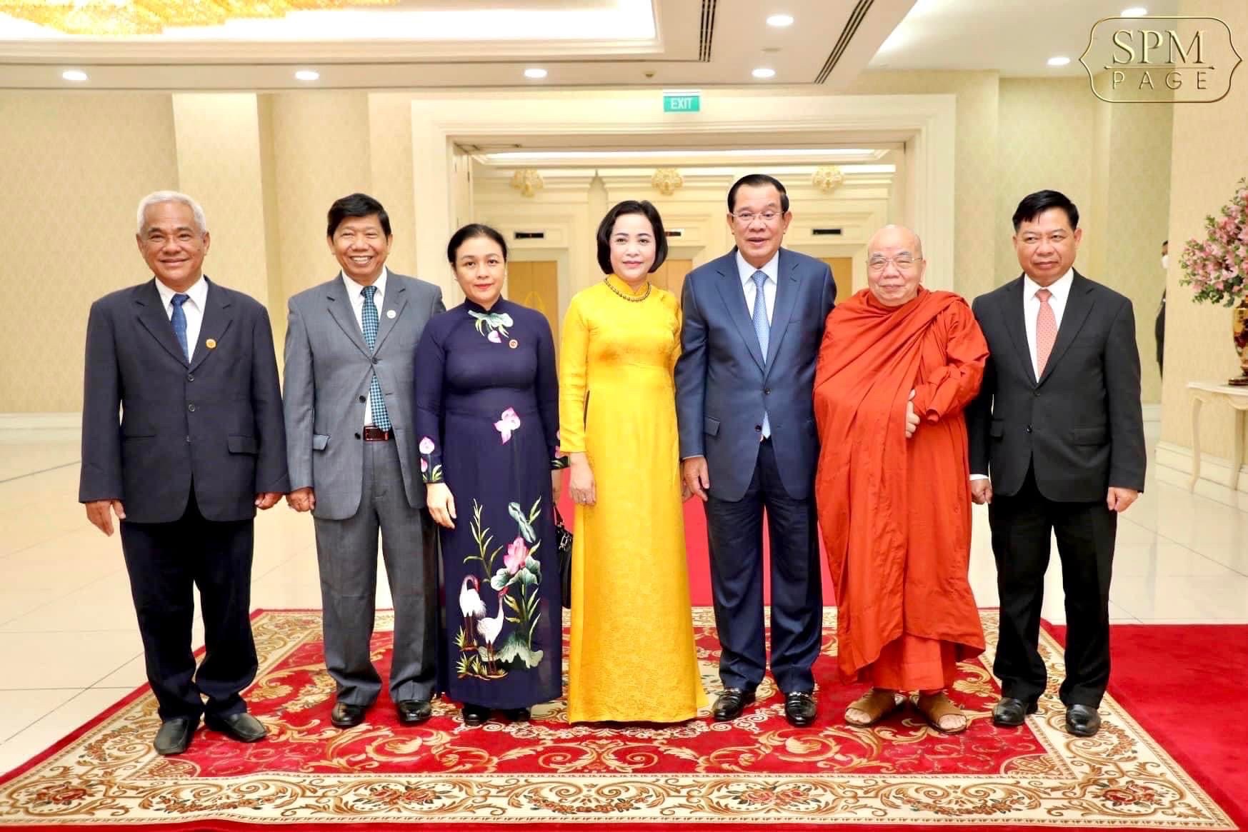 Thủ tướng CPC Samdech Techo Hun Sen (thứ 3 từ phải qua), chụp ảnh lưu niệm với Đo&amp;agrave;n đại biểu Cấp cao Trung Ương Hội Hữu nghị Việt Nam- Campuchia do B&amp;agrave; Nguyễn Thị Thanh (&amp;aacute;o v&amp;agrave;ng), Ủy vi&amp;ecirc;n TW Đảng , Trưởng Ban C&amp;ocirc;ng t&amp;aacute;c Đại biểu Quốc Hội, Chủ tịch TW Hội Hữu nghị VN- CPC l&amp;agrave;m Trưởng Đo&amp;agrave;n; c&amp;ugrave;ng TS. L&amp;ecirc; Hồng Li&amp;ecirc;m - PCT Trung Hội HN VN-CPC (b&amp;igrave;a tr&amp;aacute;i);  &amp;ocirc;ng Nguyễn Văn H&amp;ugrave;ng - Chủ tịch Tập đo&amp;agrave;n Phượng Ho&amp;agrave;ng (thứ 2 từ tr&amp;aacute;i qua) tại Vương Quốc Campuchia.