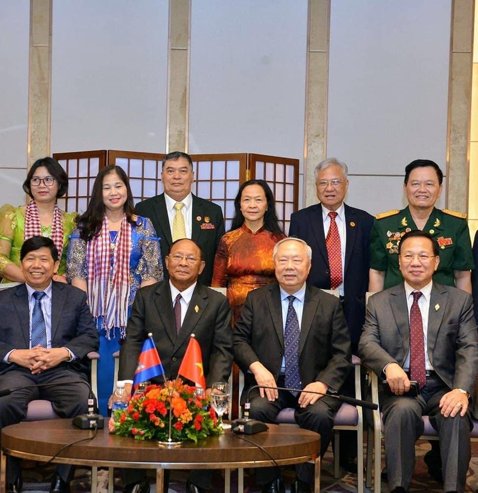 &amp;Ocirc;ng Vũ M&amp;atilde;o (h&amp;agrave;ng thứ 1, người thứ 2 từ phải qua tr&amp;aacute;i) - Nguy&amp;ecirc;n Ủy vi&amp;ecirc;n TW Đảng, UVTV Quốc hội, cố Chủ tịch Trung ương Hội hữu nghị VN - CPC v&amp;agrave; &amp;ocirc;ng Nguyễn Văn H&amp;ugrave;ng (h&amp;agrave;ng thứ 1 b&amp;igrave;a tr&amp;aacute;i) - Ph&amp;oacute; Chủ tịch TW Hội hữu nghị VN - CPC tiếp ng&amp;agrave;i Heng Somrin - Chủ tịch Quốc hội Vương quốc Campuchia tại H&amp;agrave; Nội