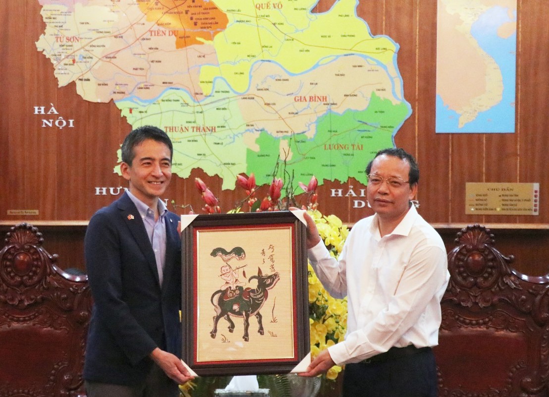 Ph&amp;oacute; B&amp;iacute; thư Thường trực Tỉnh ủy Nguyễn Quốc Chung trao tặng sản phẩm l&amp;agrave;ng nghề tranh d&amp;acirc;n gian Đ&amp;ocirc;ng Hồ cho tỉnh Kanagawa
