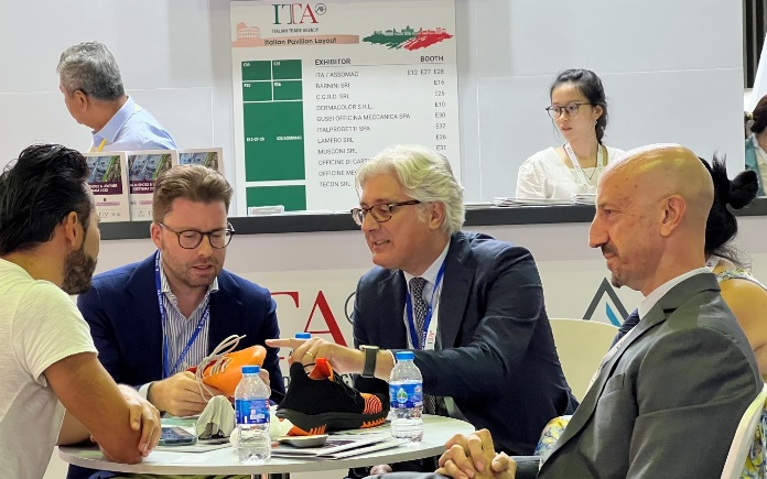 &amp;Ocirc;ng Fabio De Cillis, &amp;Ocirc;ng Agostino Apolito, &amp;Ocirc;ng Cristiano Paccagnella (từ phải sang) trao đổi với c&amp;aacute;c doanh nghiệp tham gia triển l&amp;atilde;m