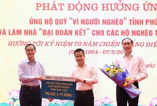 Đại diện BIDV - Chi nh&amp;aacute;nh Ph&amp;uacute; Thọ trao biểu trưng số tiền ủng hộ ba tỉ đồng cho &amp;ldquo;Quỹ v&amp;igrave; người ngh&amp;egrave;o&amp;rdquo;