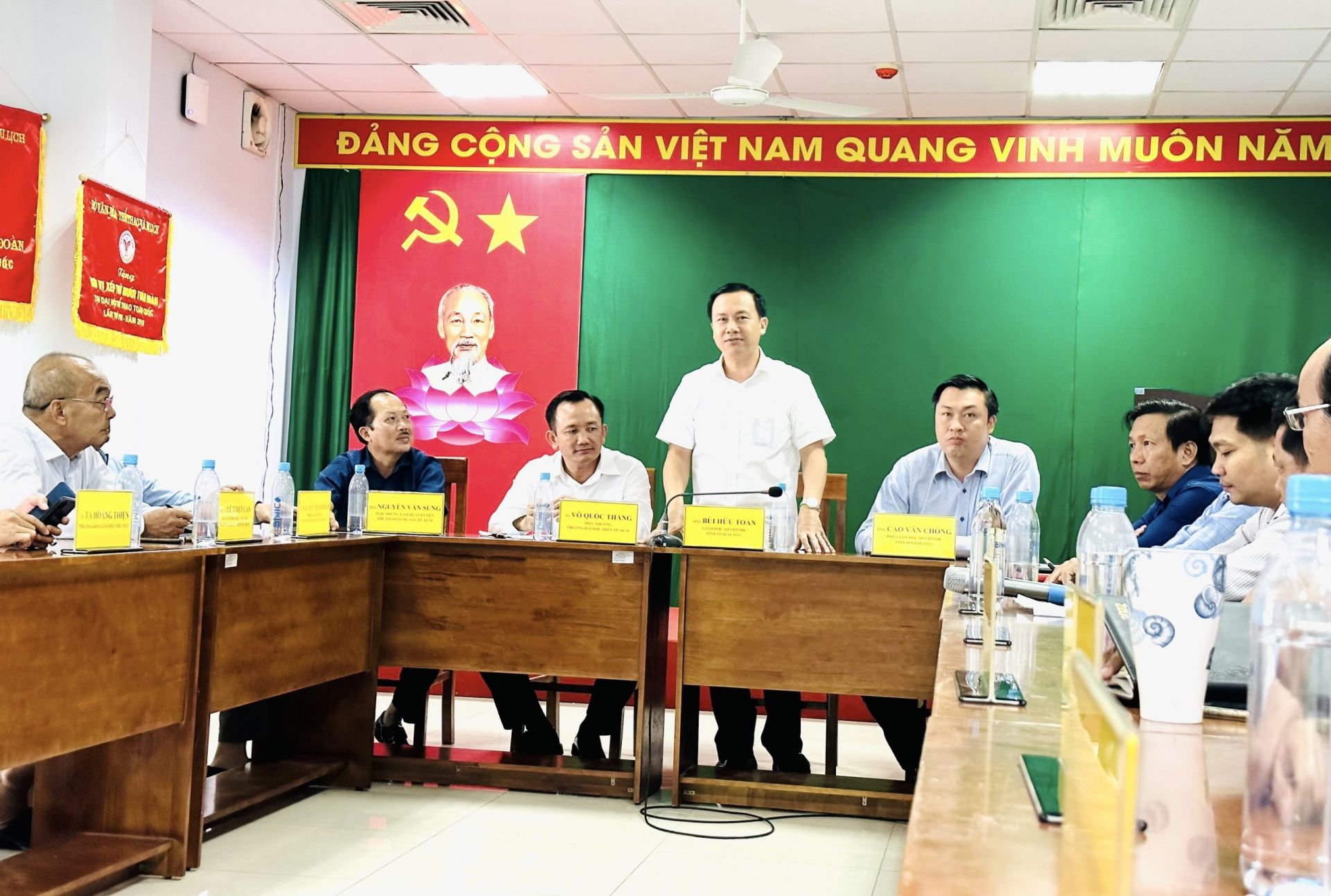 &amp;Ocirc;ng B&amp;ugrave;i Hữu To&amp;agrave;n, Gi&amp;aacute;m đốc Sở VHTTDL B&amp;igrave;nh Dương trao đổi &amp;yacute; kiến tại buổi l&amp;agrave;m việc
