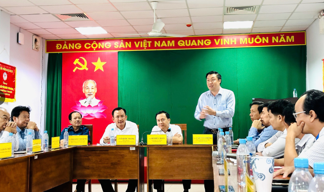 &amp;Ocirc;ng Cao Văn Ch&amp;oacute;ng &amp;ndash; Ph&amp;oacute; Gi&amp;aacute;m đốc Sở VHTTDL B&amp;igrave;nh Dương ph&amp;aacute;t biểu, trao đổi t&amp;igrave;nh h&amp;igrave;nh TDTT tỉnh B&amp;igrave;nh Dương