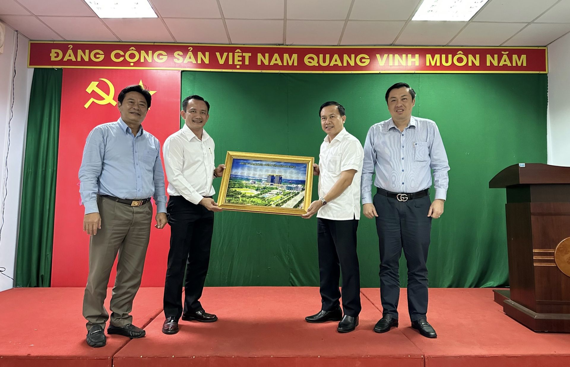 L&amp;atilde;nh đạo Trường Đại học TDTT TP HCM tặng qu&amp;agrave; lưu niệm cho L&amp;atilde;nh đạo Sở VHTTDL B&amp;igrave;nh Dương