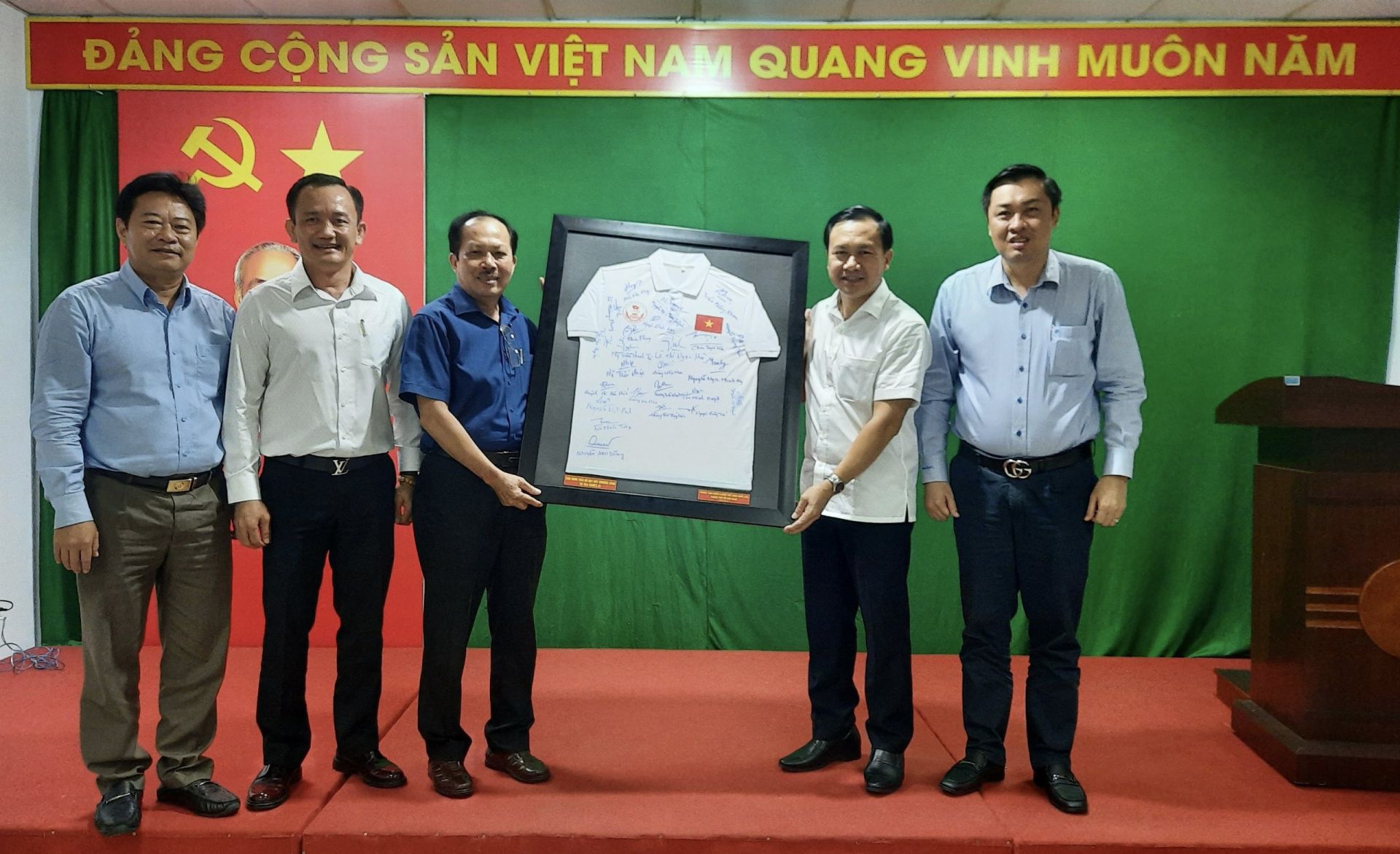 L&amp;atilde;nh đạo Trung t&amp;acirc;m Huấn luyện Thể thao quốc gia TP HCM tặng qu&amp;agrave; lưu niệm cho L&amp;atilde;nh đạo Sở VHTTDL B&amp;igrave;nh Dương