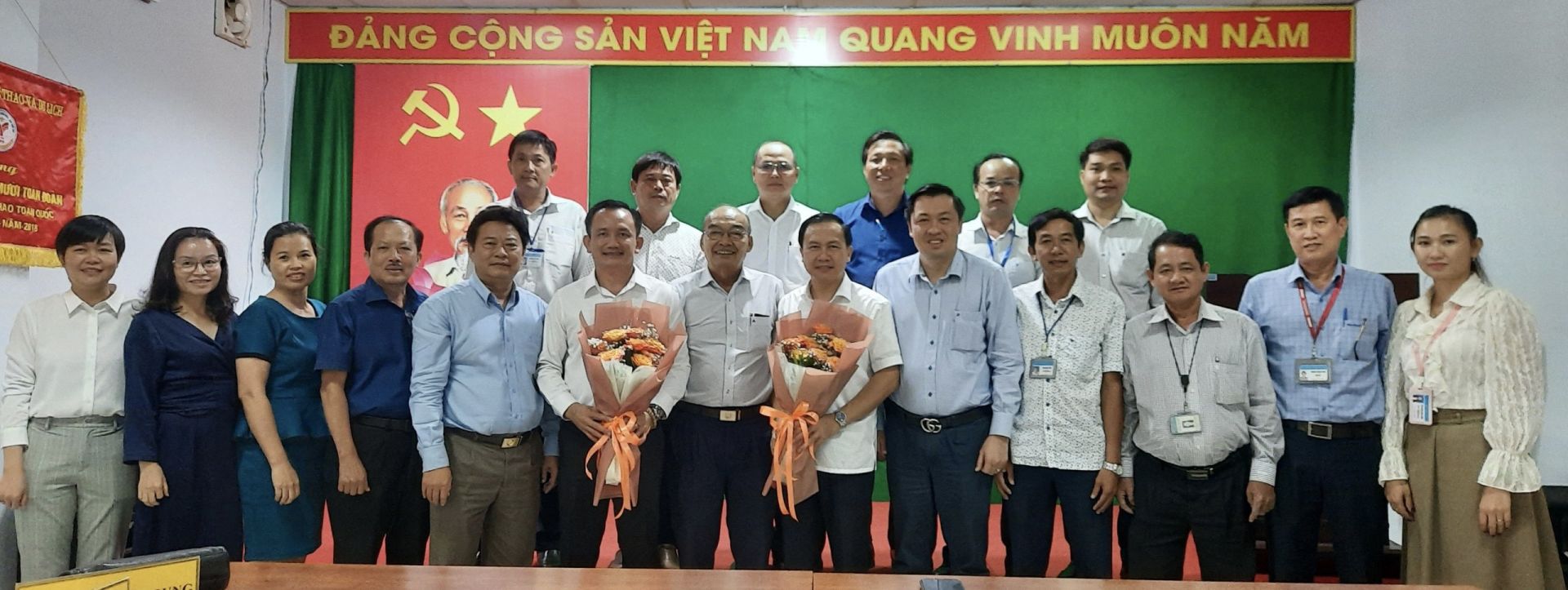 Đại biểu c&amp;aacute;c đơn vị chụp h&amp;igrave;nh lưu niệm