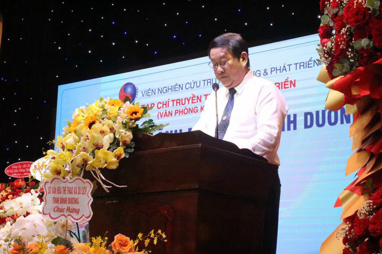 &amp;Ocirc;ng L&amp;ecirc; Văn Kh&amp;aacute;nh, Ph&amp;oacute; Gi&amp;aacute;m đốc Sở Th&amp;ocirc;ng tin v&amp;agrave; Truyền th&amp;ocirc;ng tỉnh B&amp;igrave;nh Dương đ&amp;aacute;nh gi&amp;aacute; cao sự nỗ lực ph&amp;aacute;t triển của tạp ch&amp;iacute; Truyền thống v&amp;agrave; Ph&amp;aacute;t triển trong những năm qua