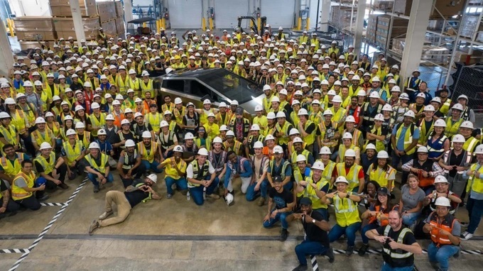 bức ảnh c&amp;aacute;c c&amp;ocirc;ng nh&amp;acirc;n của nh&amp;agrave; m&amp;aacute;y Gigafactory Texas v&amp;acirc;y quanh chiếc Tesla Cybertruck đầu ti&amp;ecirc;n