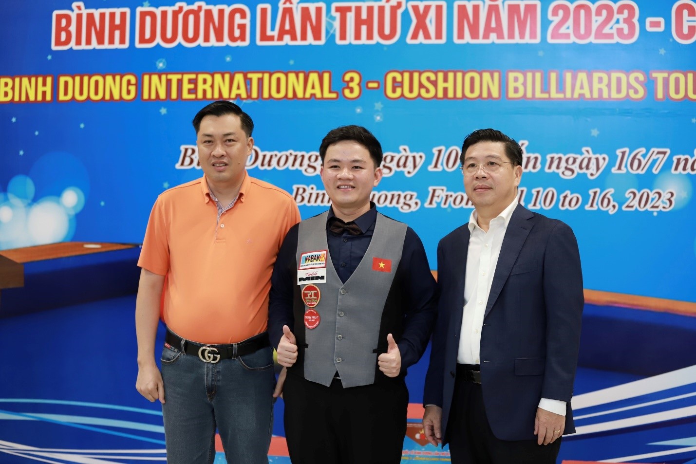 &amp;Ocirc;ng L&amp;ecirc; Sơn Hải- Thứ trưởng, Ph&amp;oacute; Chủ nhiệm Ủy ban D&amp;acirc;n tộc - Chủ tịch Li&amp;ecirc;n đo&amp;agrave;n Billiards &amp;amp; Snooker Việt Nam v&amp;agrave;  &amp;Ocirc;ng Cao Văn Ch&amp;oacute;ng &amp;ndash; Ph&amp;oacute; Gi&amp;aacute;m đốc Sở Văn h&amp;oacute;a, Thể thao v&amp;agrave; Du lịch B&amp;igrave;nh Dương ch&amp;uacute;c mừng nh&amp;agrave; v&amp;ocirc; địch Bao Phương Vinh