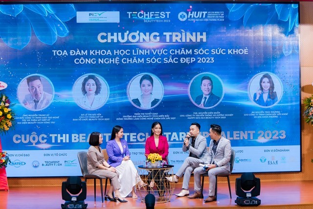 Tọa đ&amp;agrave;m trao đổi về tiềm năng ph&amp;aacute;t triển lĩnh vực phun xăm thẩm mỹ.