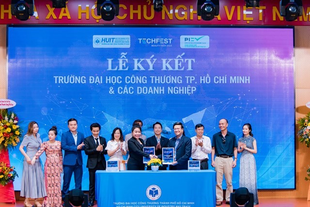 Đại diện trường HUFI đ&amp;atilde; c&amp;ugrave;ng k&amp;iacute; kết c&amp;aacute;c hợp đồng phối hợp đ&amp;agrave;o tạo thực h&amp;agrave;nh về lĩnh vực chăm s&amp;oacute;c sắc đẹp với c&amp;aacute;c thẩm mĩ viện, c&amp;aacute;c doanh nghiệp nhằm tạo điều kiện cho sinh vi&amp;ecirc;n n&amp;acirc;ng cao tay nghề.