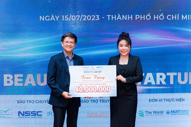 B&amp;agrave; Nguyễn Thị Thu Thảo trao 30 suất học bổng cho sinh vi&amp;ecirc;n trường HUFI