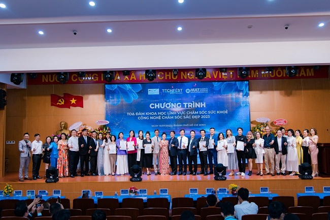 T.S Th&amp;aacute;i Do&amp;atilde;n Thanh - Đại diện trường Đại học C&amp;ocirc;ng thương Tp. Hồ Ch&amp;iacute; Minh trao thư cảm ơn d&amp;agrave;nh cho sự hỗ trợ của c&amp;aacute;c đơn vị doanh nghiệp, thẩm mỹ viện tại sự kiện