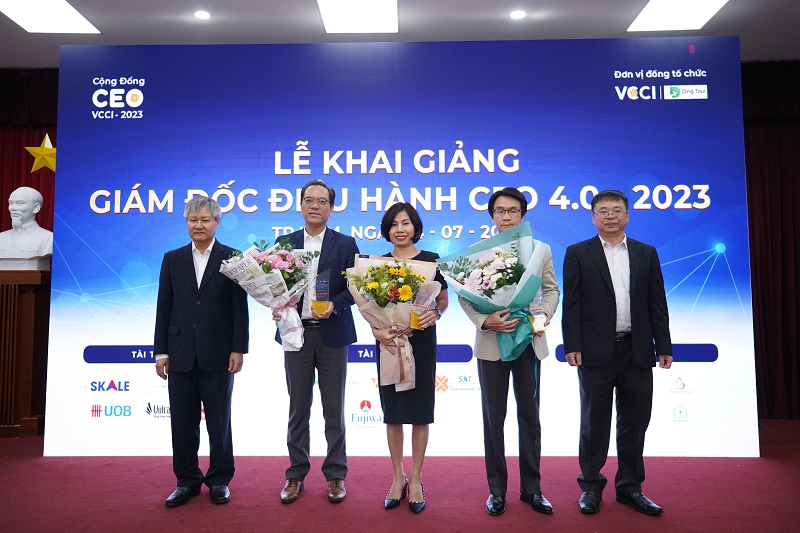 &amp;Ocirc;ng V&amp;otilde; T&amp;acirc;n Th&amp;agrave;nh - Ph&amp;oacute; Chủ tịch VCCI (ngo&amp;agrave;i c&amp;ugrave;ng b&amp;igrave;a tr&amp;aacute;i) v&amp;agrave; &amp;ocirc;ng Trần Ngọc Li&amp;ecirc;m - Gi&amp;aacute;m đốc VCCI -HCM (ngo&amp;agrave;i c&amp;ugrave;ng b&amp;igrave;a phải) trao tặng hoa cho c&amp;aacute;c diễn giả - doanh nh&amp;acirc;n trong chương tr&amp;igrave;nh