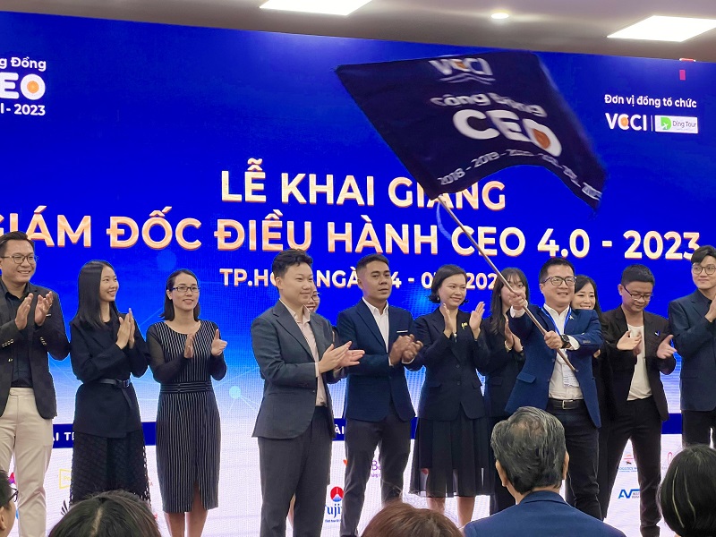 Nghi thức trao cờ lu&amp;acirc;n lưu chuyển giao sứ mệnh giữa kh&amp;oacute;a CEO2022 v&amp;agrave; kh&amp;oacute;a CEO2023 đồng thời khởi động chương tr&amp;igrave;nh CEO2023