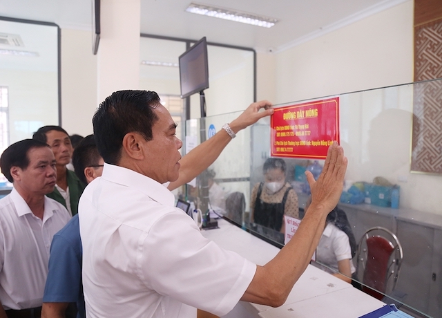 Chủ tịch UBND tỉnh H&amp;agrave; Tĩnh V&amp;otilde; Trọng Hải gắn biển đường d&amp;acirc;y n&amp;oacute;ng để tiếp nhận phản &amp;aacute;nh của người d&amp;acirc;n