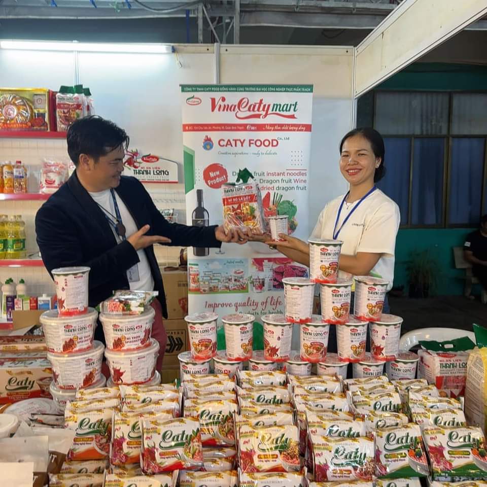 M&amp;igrave; ăn liền thương hiệu Caty v&amp;agrave; VinaCaty c&amp;oacute; th&amp;agrave;nh phần tr&amp;aacute;i c&amp;acirc;y thanh long, c&amp;ocirc;ng nghệ Nano được ph&amp;acirc;n phối ra thị trường với 5 d&amp;ograve;ng sản phẩm: hải sản chua cay; t&amp;ocirc;m v&amp;agrave; thịt g&amp;agrave;; thịt heo v&amp;agrave; nấm; m&amp;igrave; chay rau nấm v&amp;agrave; m&amp;igrave; trộn spaghetti.
