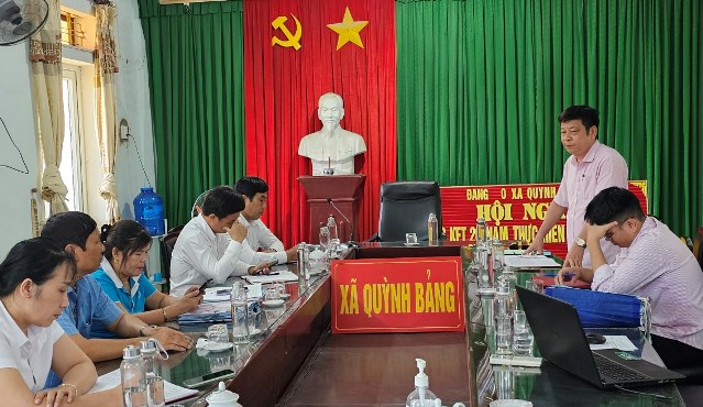 &amp;Ocirc;ng Nguyễn Qu&amp;yacute; Th&amp;aacute;i- Gi&amp;aacute;m đốc Ng&amp;acirc;n h&amp;agrave;ng CSXH huyện Quỳnh Lưu dẫn đầu đo&amp;agrave;n c&amp;ocirc;ng t&amp;aacute;c của Ban đại diện HĐQT kiểm tra hoạt động t&amp;iacute;n dụng ch&amp;iacute;nh s&amp;aacute;ch tại x&amp;atilde; Quỳnh Bảng.
