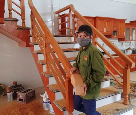Chị Thu đang lắp r&amp;aacute;p cầu thang bằng gỗ mỹ nghệ cho kh&amp;aacute;ch h&amp;agrave;ng