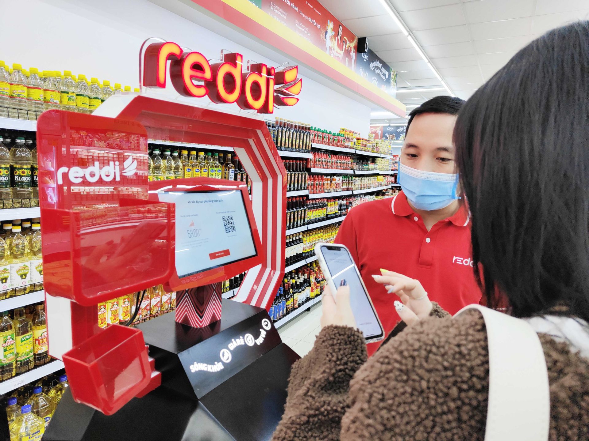 Kh&amp;aacute;ch h&amp;agrave;ng sử dụng thanh to&amp;aacute;n kh&amp;ocirc;ng d&amp;ugrave;ng tiền mặt tại si&amp;ecirc;u thị Winmart