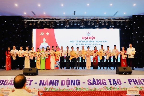 C&amp;aacute;c tập thể, c&amp;aacute; nh&amp;acirc;n được Hiệp hội Bệnh viện tư nh&amp;acirc;n Việt Nam khen thưởng