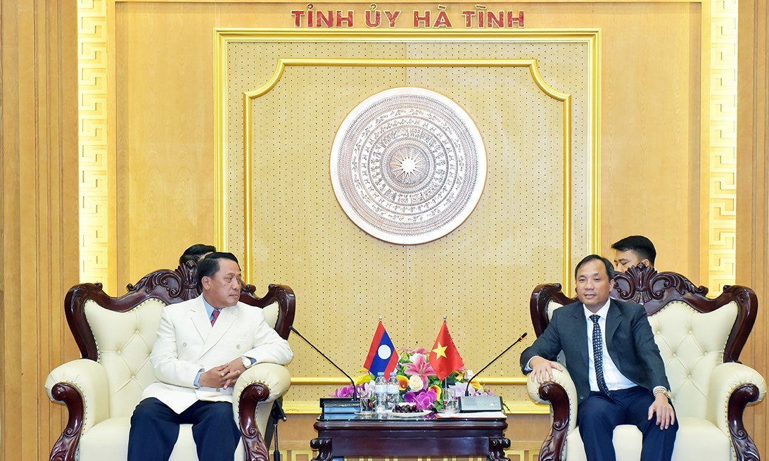 L&amp;atilde;nh đạo hai tỉnh Savannakhet v&amp;agrave; H&amp;agrave; Tĩnh tại buổi gặp gỡ