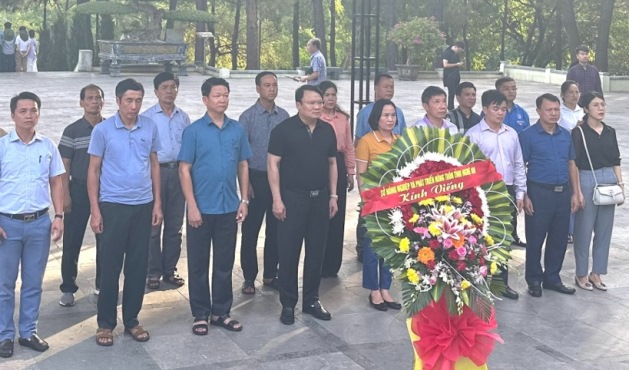 Hướng tới kỷ niệm 76 năm Ng&amp;agrave;y Thương binh - Liệt sĩ (27/7/1947 &amp;ndash; 27/7/2023), Đo&amp;agrave;n c&amp;aacute;n bộ của Sở NN&amp;amp;PTNT Nghệ An do &amp;ocirc;ng Ph&amp;ugrave;ng Th&amp;agrave;nh Vinh - Gi&amp;aacute;m đốc Sở l&amp;agrave;m trưởng đo&amp;agrave;n đến d&amp;acirc;ng hương, d&amp;acirc;ng hoa tưởng niệm c&amp;aacute;c anh h&amp;ugrave;ng liệt sĩ tại Nghĩa trang Liệt sĩ quốc gia Trường Sơn