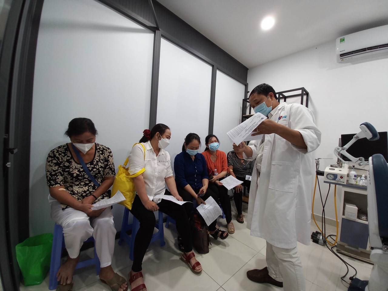 B&amp;aacute;c sĩ tại PKĐK Quốc tế Việt  Sing  hướng  dẫn trả kết quả cho bệnh nh&amp;acirc;n