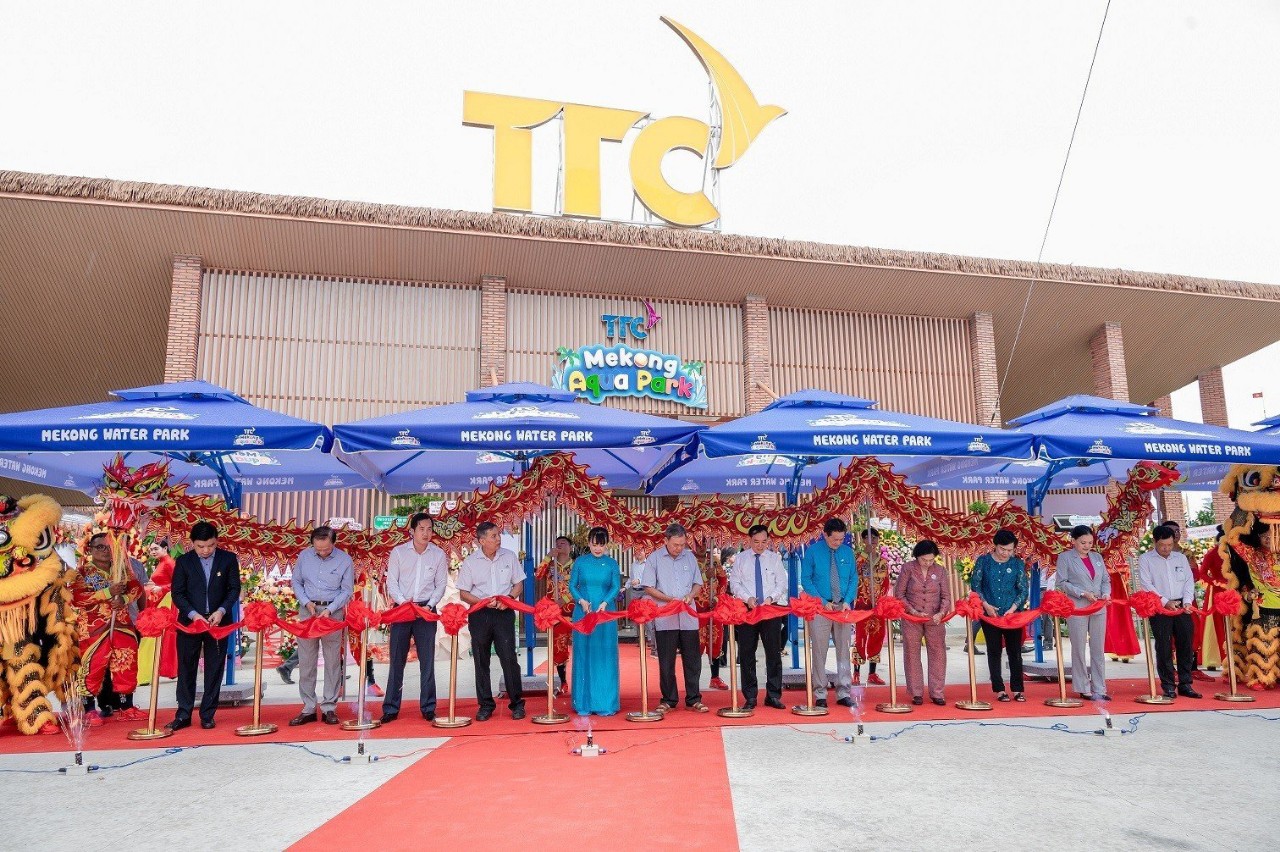 Nghi thức cắt băng khai trương TTC Mekong Aqua Park tọa lạc tại số 547D, đường Nguyễn Đ&amp;igrave;nh Chiểu, ấp Ph&amp;uacute; Chiến, x&amp;atilde; Ph&amp;uacute; Hưng, th&amp;agrave;nh phố Bến Tre
