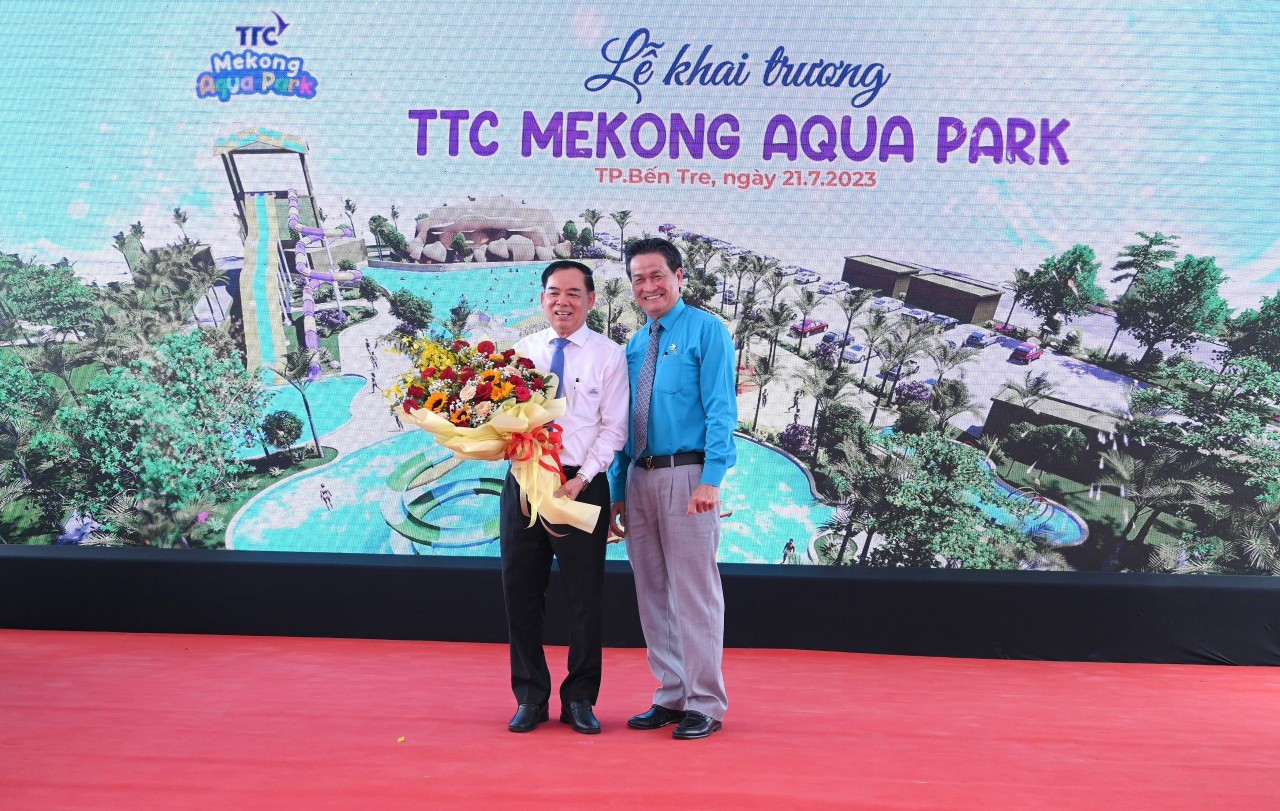 &amp;Ocirc;ng Đặng Văn Th&amp;agrave;nh - Chủ tịch Tập đo&amp;agrave;n TTC tặng hoa cảm ơn đến &amp;ocirc;ng Trần Ngọc Tam - Ph&amp;oacute; B&amp;iacute; thư Tỉnh uỷ, Chủ tịch UBND tỉnh Bến Tre