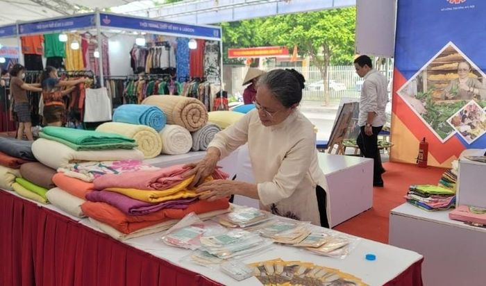 Mạng lưới li&amp;ecirc;n kết hợp t&amp;aacute;c sản xuất v&amp;agrave; ti&amp;ecirc;u d&amp;ugrave;ng bền vững trong chuỗi ng&amp;agrave;nh dệt may &amp;ndash; thời trang năm 2023 gồm 6 khu trưng b&amp;agrave;y trung t&amp;acirc;m đến từ c&amp;aacute;c l&amp;agrave;ng nghề của th&amp;agrave;nh phố H&amp;agrave; Nội