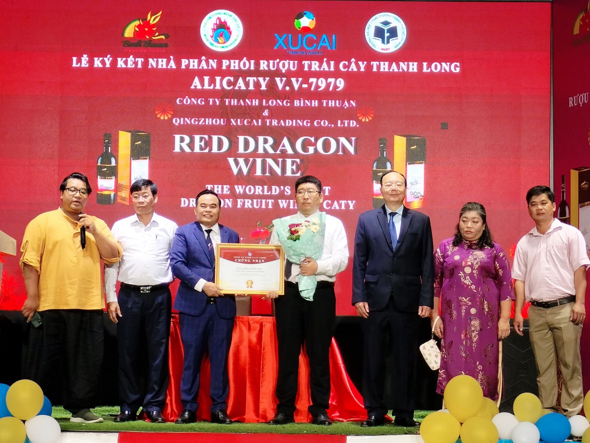 Lễ K&amp;yacute; Kết Hợp đồng Nh&amp;agrave; ph&amp;acirc;n phối đầu ti&amp;ecirc;n tr&amp;ecirc;n thị trường Trung Quốc của C&amp;ocirc;ng ty TNHH Thanh Long B&amp;igrave;nh Thuận đối với sản phẩm Rượu vang tr&amp;aacute;i c&amp;acirc;y Thanh long thương hiệu AliCaty V.V 7979 của C&amp;ocirc;ng ty TNHH Thương Mại XuCai Thanh Ch&amp;acirc;u