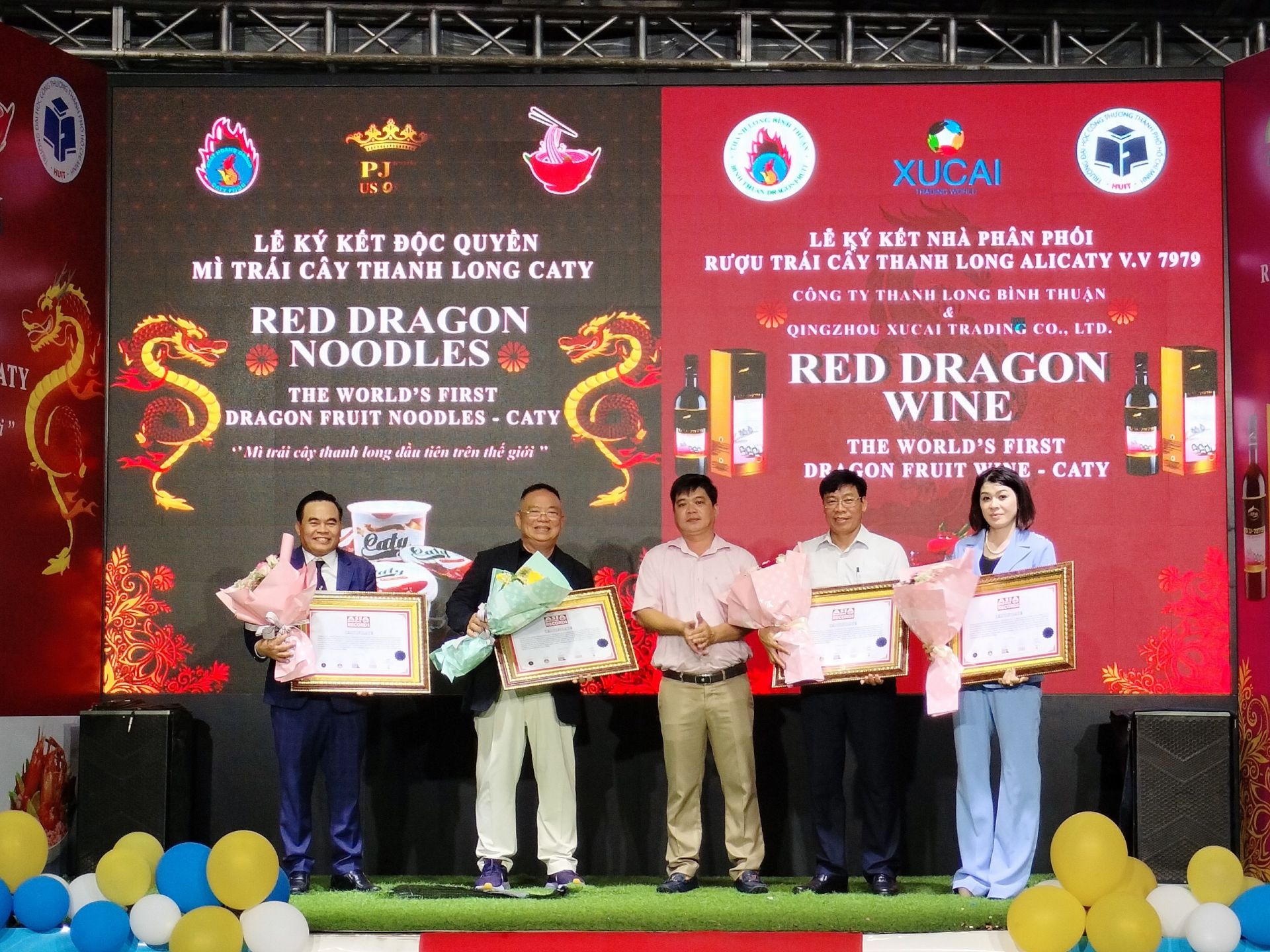 Hiệp Hội Thanh Long tỉnh B&amp;igrave;nh Thuận cũng đ&amp;atilde; trao tặng &amp;ldquo;Kỷ niệm chương v&amp;agrave; Giấy chứng nhận Kỷ lục Ch&amp;acirc;u &amp;Aacute; của tr&amp;aacute;i thanh long B&amp;igrave;nh Thuận&amp;rdquo; cho 4 đơn vị: C&amp;ocirc;ng ty Caty Food; C&amp;ocirc;ng ty Khỏe Đẹp 365; C&amp;ocirc;ng ty Thanh Long B&amp;igrave;nh Thuận v&amp;agrave; C&amp;ocirc;ng ty Thương Mại XuCai Thanh Ch&amp;acirc;u