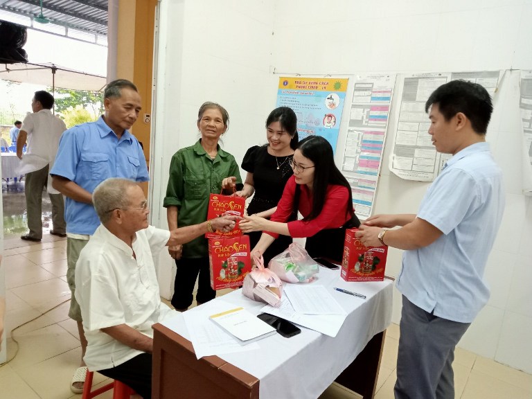 Ảnh minh họaCty CP Tập đo&amp;agrave;n Minh Trung - Việt Nam, thăm, tặng qu&amp;agrave; thương binh, gia đ&amp;igrave;nh liệt sỹ x&amp;atilde; Ph&amp;uacute; Lai, Y&amp;ecirc;n Thủy, H&amp;ograve;a B&amp;igrave;nh  (1)