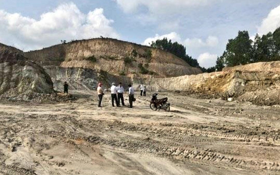 Trước đ&amp;oacute;, C&amp;ocirc;ng ty TNHH L&amp;yacute; Tuấn c&amp;oacute; h&amp;agrave;nh vi khai th&amp;aacute;c vượt c&amp;ocirc;ng suất sản từ 100% trở l&amp;ecirc;n v&amp;agrave; c&amp;oacute; h&amp;agrave;nh vi tự &amp;yacute; chuyển đất rừng sản xuất sang đất phi n&amp;ocirc;ng nghiệp tr&amp;aacute;i ph&amp;eacute;p bị Chủ tịch UBND tỉnh Quảng Ng&amp;atilde;i k&amp;yacute; quyết định xử phạt h&amp;agrave;nh ch&amp;iacute;nh về 7 h&amp;agrave;nh vi vi phạm với tổng số tiền gần 1,2 tỷ đồng