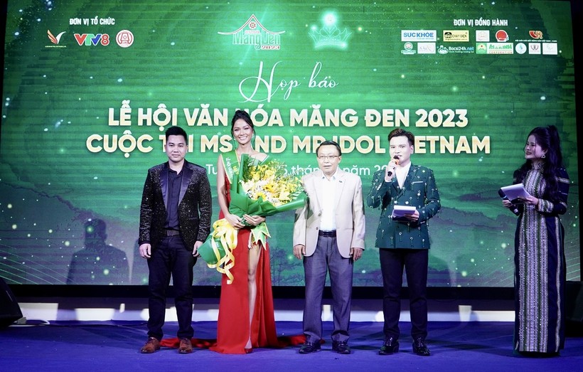 Được biết, Hoa hậu H&amp;rsquo;Hen Ni&amp;ecirc; đoạt danh hiệu Hoa hậu Ho&amp;agrave;n vũ Việt Nam 2017 v&amp;agrave; Top 5 Hoa hậu Ho&amp;agrave;n vũ Thế giới 2018