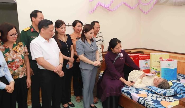 Chủ tịch Hội Li&amp;ecirc;n hiệp Phụ nữ Việt Nam thăm Mẹ Việt Nam anh h&amp;ugrave;ng B&amp;ugrave;i Thị Mận tại th&amp;ocirc;n Tr&amp;uacute;c Đ&amp;igrave;nh, x&amp;atilde; Việt Th&amp;agrave;nh
