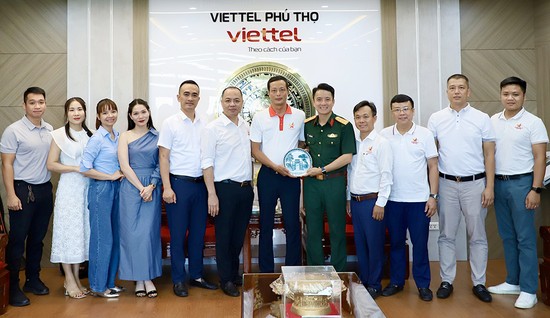 Đo&amp;agrave;n đến thăm v&amp;agrave; tặng qu&amp;agrave; Viettel Ph&amp;uacute; Thọ - Tập đo&amp;agrave;n C&amp;ocirc;ng nghiệp Viễn th&amp;ocirc;ng Qu&amp;acirc;n đội